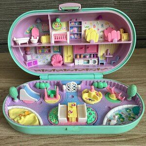 1992 BLUEBIRD POLLY POCKET BABYSITTING STAMPER BABY NURSERY PLAYGROUND W/ 4 Doll